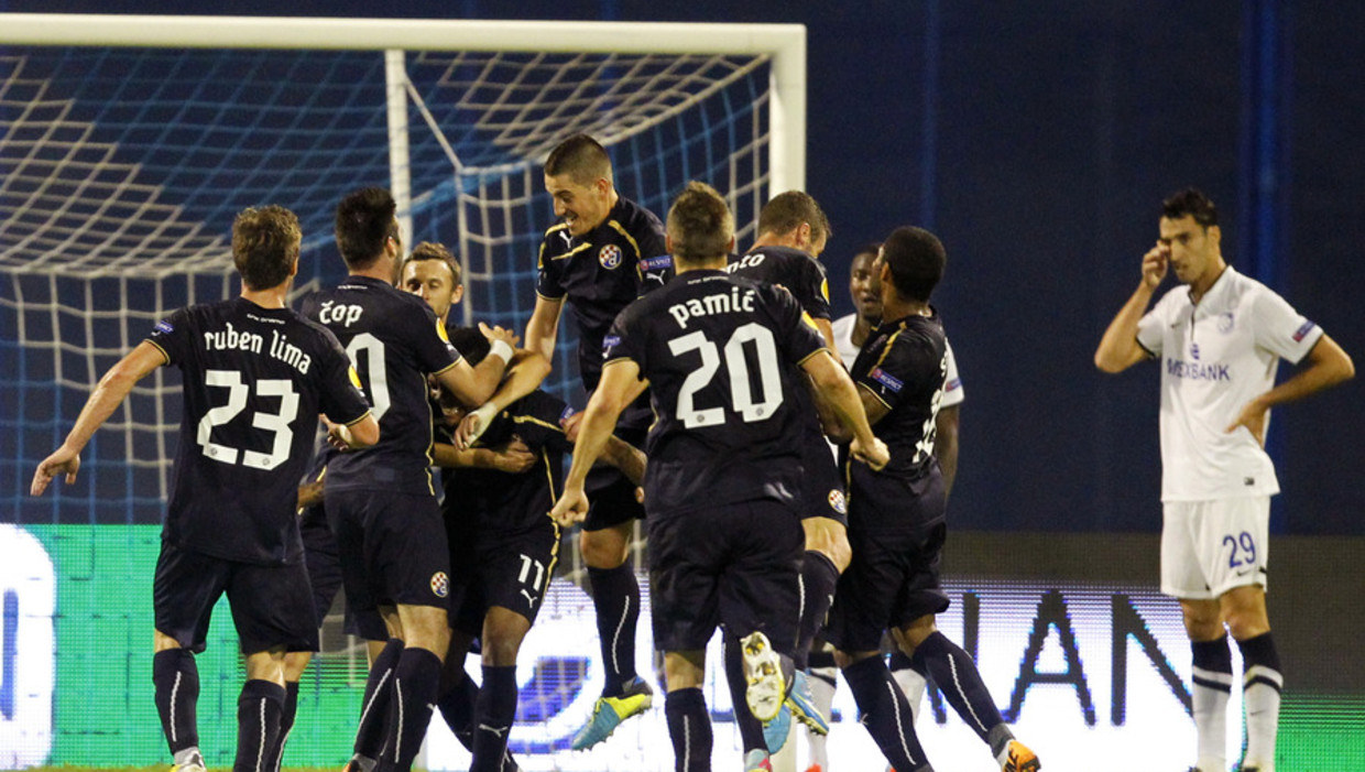 Spelers van Dinamo Zagreb vieren een treffer in een leeg stadion. Beeld ap