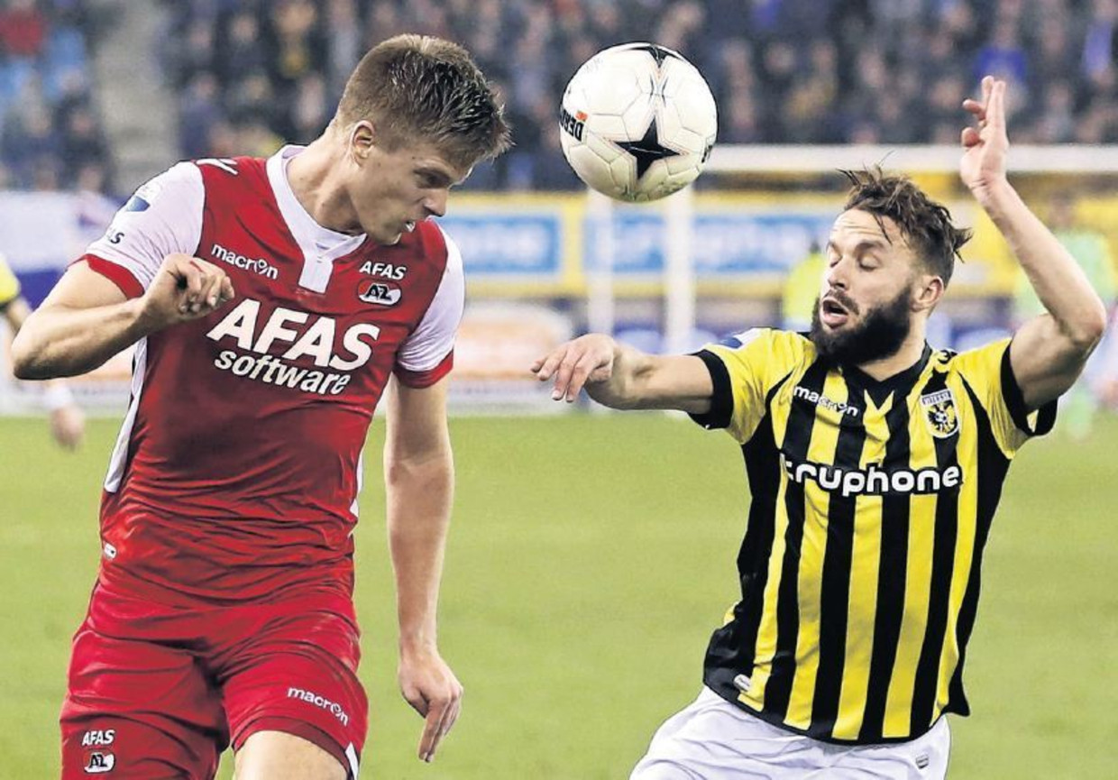 Aanleiding voor de nieuwe 'video-discussie': Vitesse-speler Achenteh (r) blokkeert met zijn hand een kopbal van AZ-aanvaller Henriksen. AZ krijgt geen penalty waarmee het de stand op 2-2 had kunnen brengen. Beeld anp