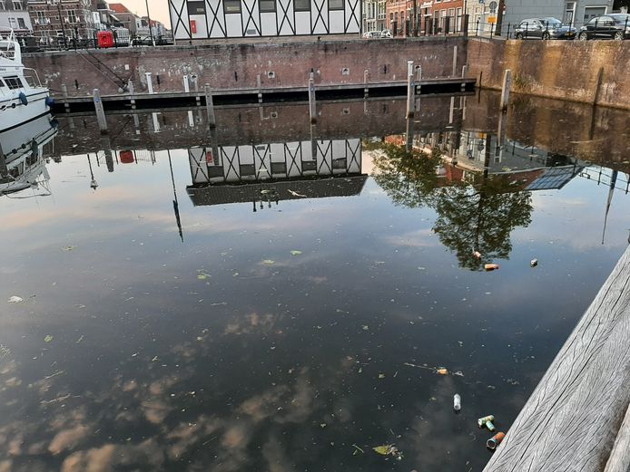 Afval in de haven van Gorinchem. De VVD wil daar waterstofzuigers voor inzetten.