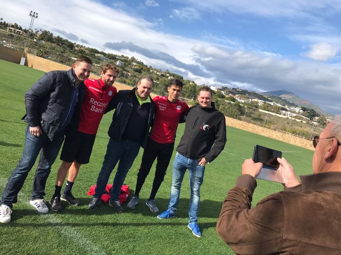 Nieuwkomers Marcq en Harbaoui poseren met enkele fans voor de foto.