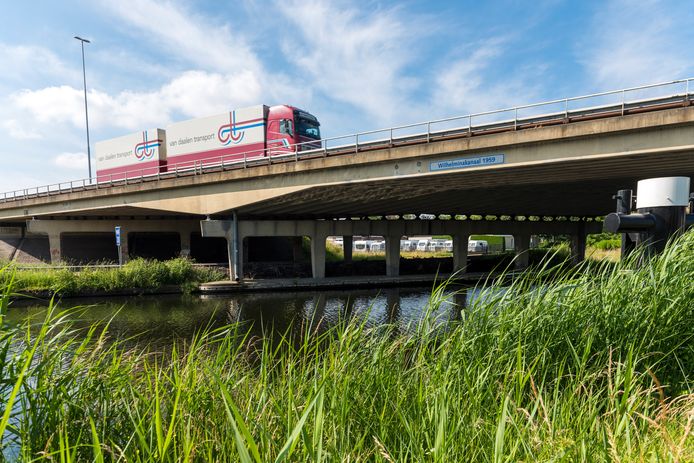 Daar waar het Wilhelminakanaal en de A58 elkaar kruisen, zou gekozen moeten worden voor een aquaduct en een verdiepte ligging van de verbrede snelweg, vinden ze in Oirschot.
