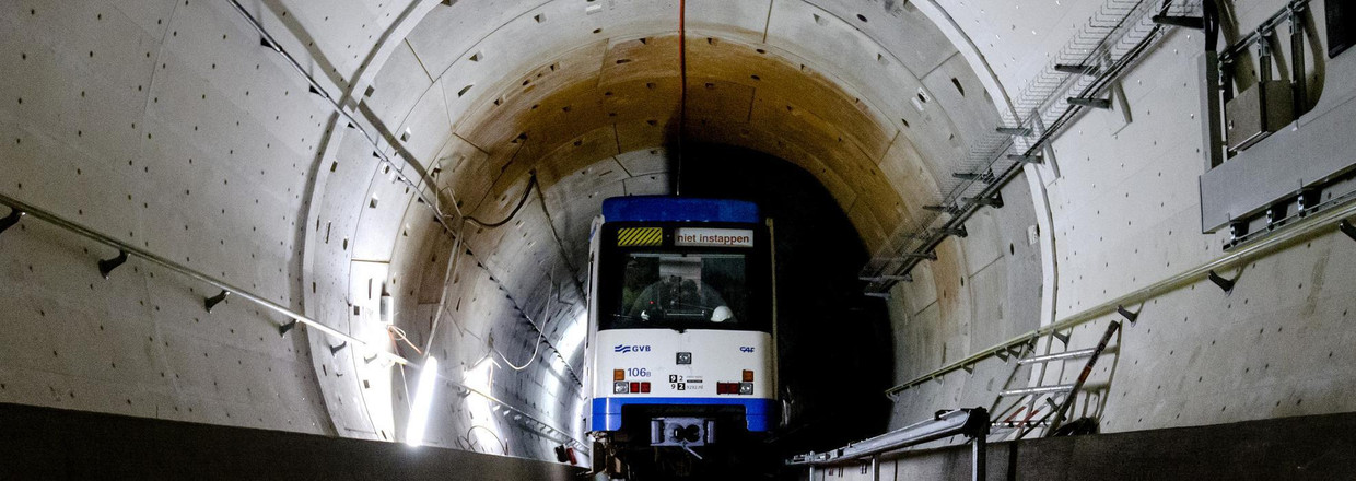 Een metro rijdt door de tunnel van de Noord/Zuidlijn. Beeld anp