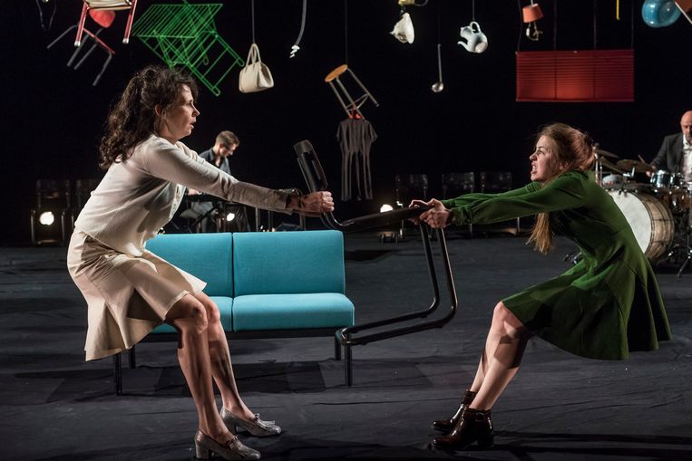 Donna Donna leek één van de laatste voorstellingen van theatergroep Orkater, maar dat gezelschap lijkt nu gered door het extra geld voor de kunstsector van Rutte-III. De Raad voor Cultuur adviseert nu een deel van dat geld te reserveren voor de regio.  Beeld Ben van Duin