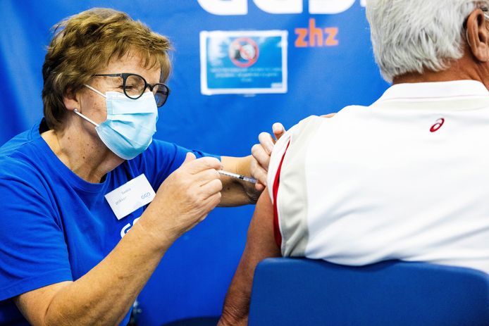 Mensen worden gevaccineerd.