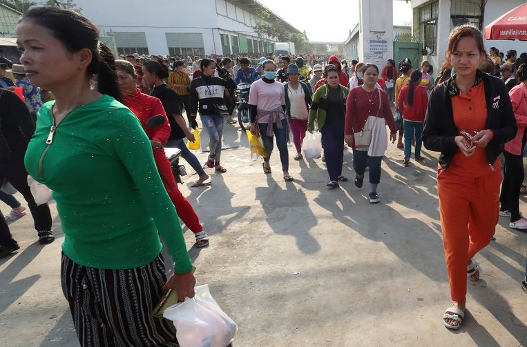 Textielwerkers verlaten de fabriek in Phnom Penh, Cambodja. Mensenrechten en vakbondsrechten staan daar zodanig onder druk, dat de Europese Unie maatregelen neemt. Deze zetten de textielexport vanuit Cambodja onder druk. Beeld AP
