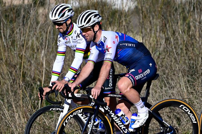 Cavendish op stage met wereldkampioen Alaphilippe.