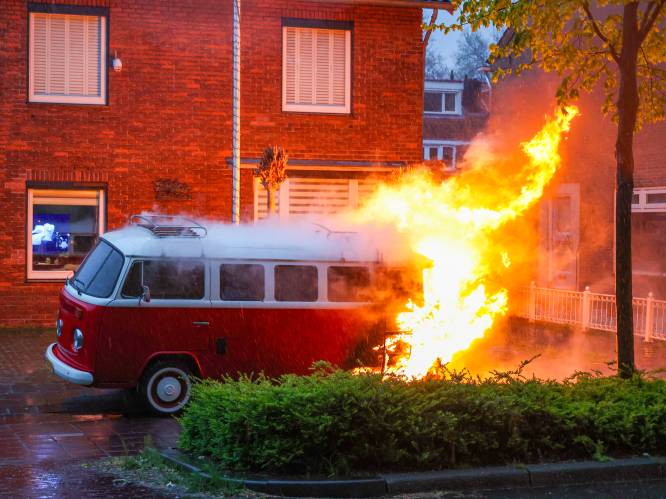 Arjans geliefde Volkswagenbus Tante Toos in vlammen op: ‘Stel moest snel voor trouwerij iets anders regelen’
