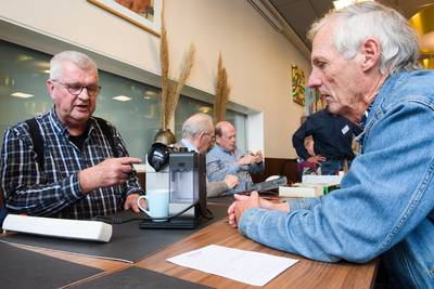 In het Repair Café doet de koffiemachine van Ad het wonderlijk wel: ‘Dit voorziet in behoefte’