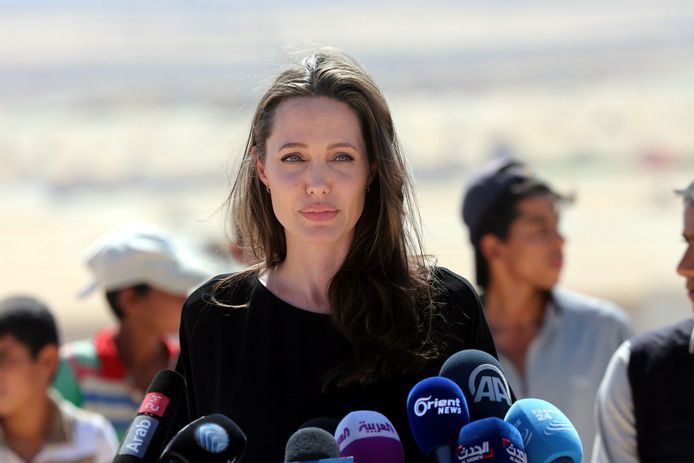 Angelina Jolie in een vluchtelingenkamp in Jordanië.