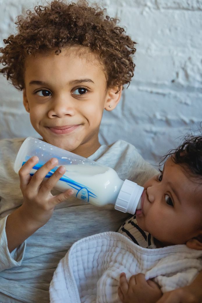 De fles krijgen van je grote broer: zo leren kinderen sociale vaardigheden.