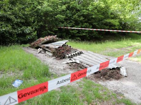 Twintig dakplaten met asbest gedumpt in buitengebied Eemnes