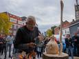 Boomkunstenaar Peter Verlaan maakt met een kettingzaag en ander gereedschap een kunstwerk uit een stuk esdoorn ter ere van de opening van de Hulster Houtmarkt en omgeving.