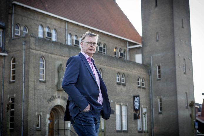 Fons Maathuis bij het klooster in Ootmarsum.