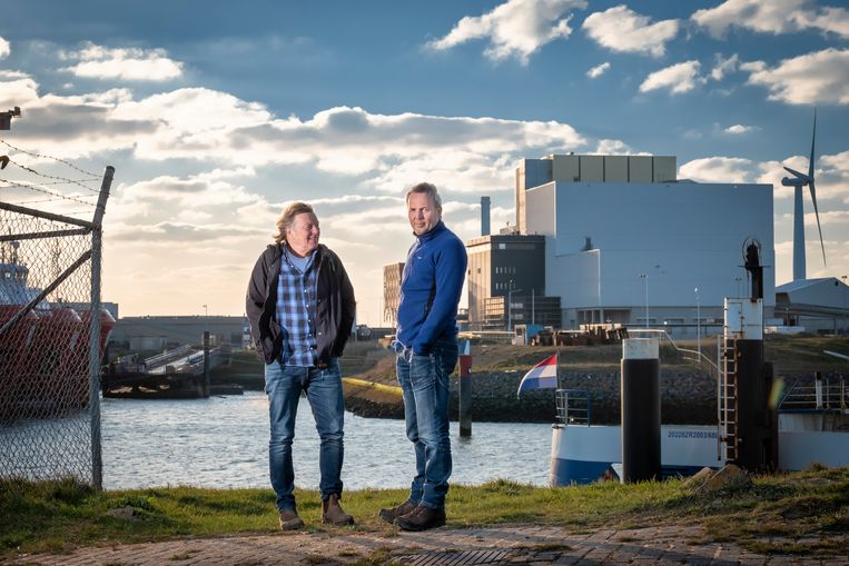 Hans Gillissen (rechts), aanvoerder van Afvaloven Nee, en mediator Johan Wijnsma, met op de achtergrond de afvaloven. De strategie van Afvaloven Nee verandert, de naam niet. Beeld Sjaak Verboom