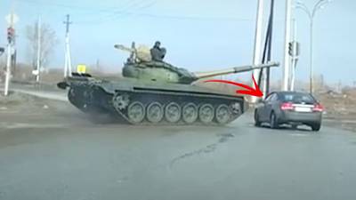 Une voiture grille un feu rouge et finit emboutie par un tank en Russie