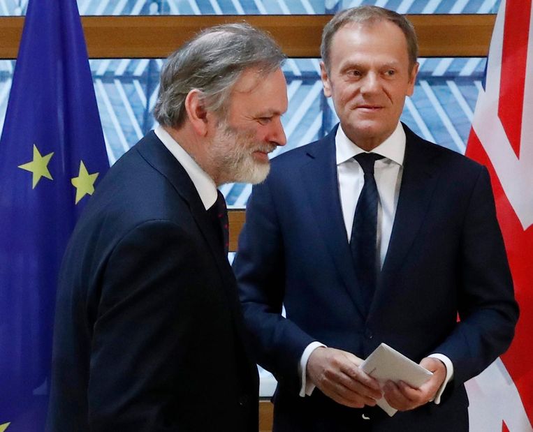 Tusk (rechts) met de Britse EU-ambassadeur. Beeld epa