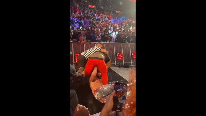 Le catcheur Seth Rollins s'est fait plaquer par un fan à la sortie du ring.