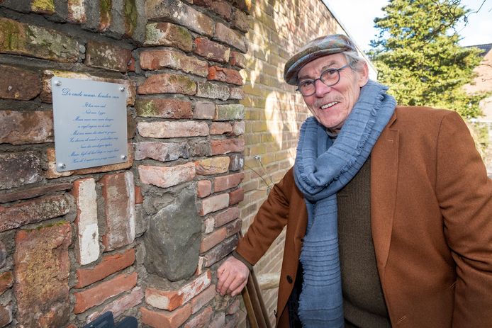 Frans Booltink bij de oude muur.