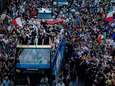 Italiaanse kampioenen tonen beker aan duizenden fans in Rome