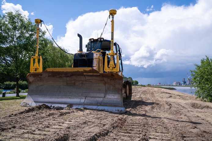 Bulldozers effenen het pas aangevoerde zand: Sint-Annekes plâge is klaar voor de zomer.
