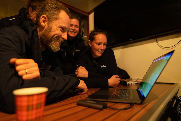 The Rijke Noordzee team searches for species on the video images of the artificial reef.  Figurine Rosalie van der Does