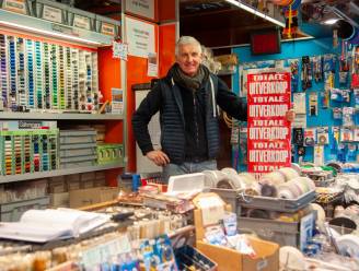 Yves (54) houdt na 32 jaar uitverkoop in zijn marktkraam met garen en naalden: “Daarna ga ik huizen verkopen”