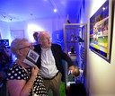 Simon Kistemeker bekijkt met echtgenote Thea de expositie 65 jaar de Graafschap in het stadsmuseum in Doetinchem.
