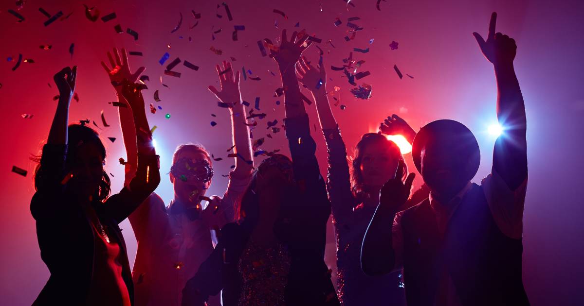 Politie grijpt in bij illegaal feest in oude stal in Heusden: 8 jongeren bekeurd .