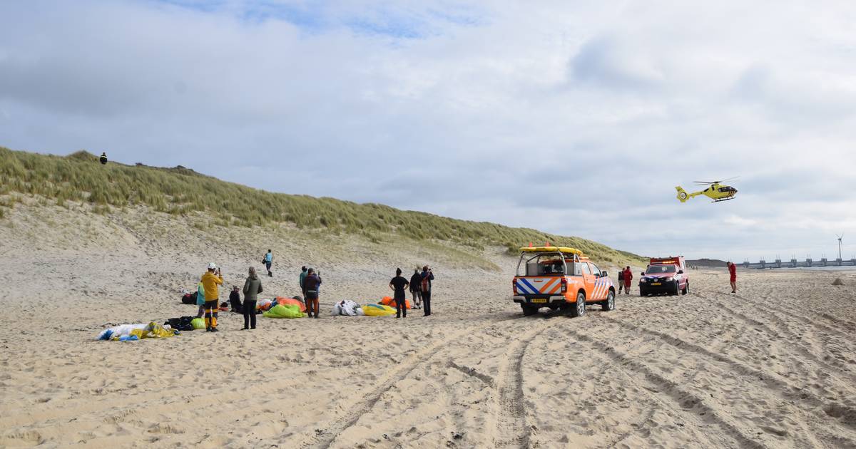Paraglider zwaargewond bij ongeval in duinen bij Burgh-Haamstede.