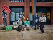 Rotterdam is de stad van kolen en olie, maar deze activisten hebben het op een melkfabriek gemunt