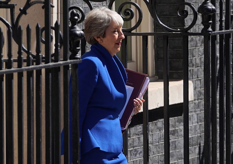 Premier May verlaat 10 Downing Street. Beeld EPA