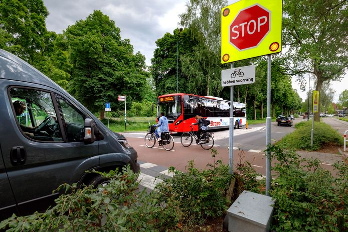 Sinds de nieuwe snelfietsroute de Horst kruist gebeuren er regelmatig ongelukken. Volgens verkeersdeskundigen is de kruising in Kaatsheuvel complex en onoverzichtelijk en moet er fors worden ingegrepen.