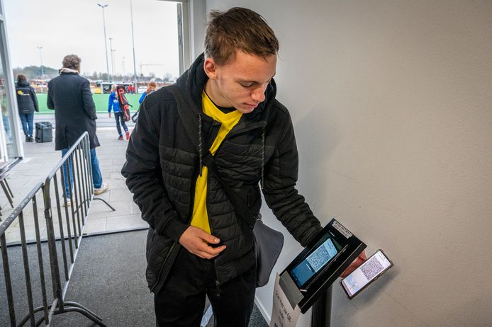 Iedereen die de kantine in wil bij de Osse hockeyclub MHC moet zijn code scannen.
