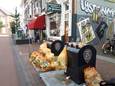 Afvalbergen rond de ondergrondse container in de In de Betouwstraat, vijf dagen voordat de oranje zakken worden opgehaald.