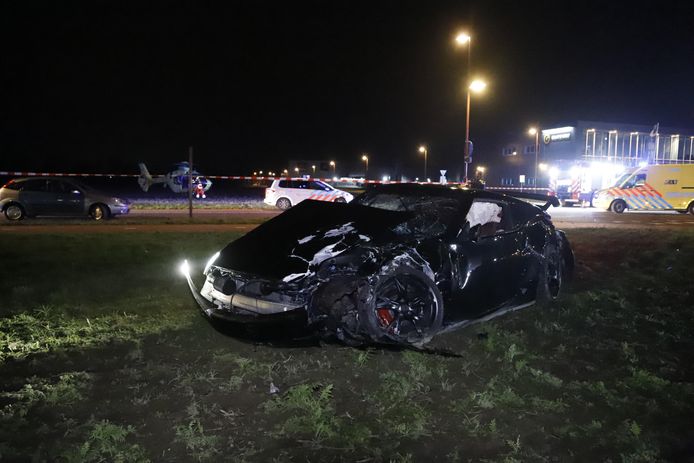 De auto van een van de straatracers na de aanrijding in Beugen.