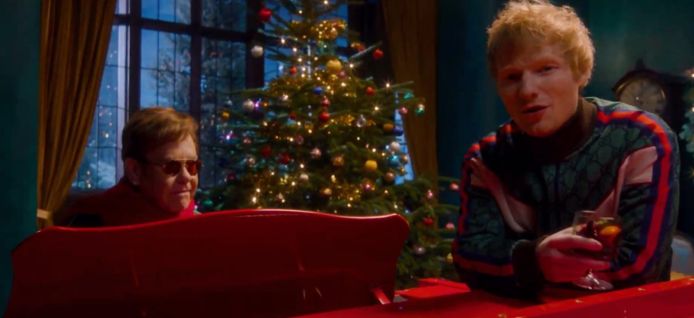 Elton John en Ed Sheeran in de videoclip van 'Merry Christmas'.
