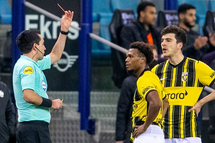 Dennis Higler geeft Loïs Openda rood