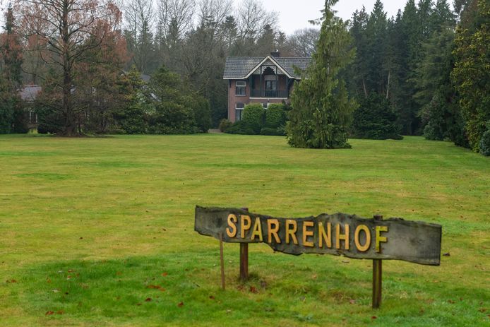 De voorzijde van Landgoed Sparrenhof, gezien vanaf  de Bredaseweg. Achter de villa ligt een enorm terrein van 24 hectare.