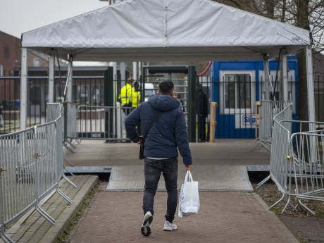 Bus met groep asielzoekers keert na vernielingen terug naar Ter Apel: ‘Nog nooit eerder meegemaakt’