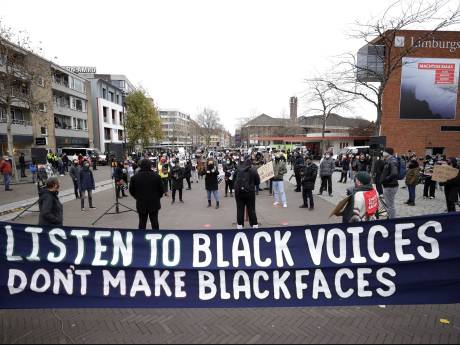 Zwarte Piet-demonstratie in Venlo verloopt grimmig: vier tegendemonstranten gearresteerd