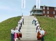 Het Brabantse Wal Orkest bij de ‘Stairway to Heaven’, de trap op de wal bij de Scheldeweg in Hoogerheide waar ook het WK en de WB veldrijden passeren.