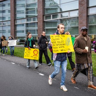 ‘Shell must fall’: activisten houden in Noord een wake voor 30 jaar geleden gedode milieuactivist Ken Saro-Wiwa