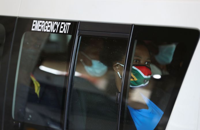Beeld uit Soweto, Zuid-Afrika. Het Zuid-Afrikaanse ministerie van Buitenlandse Zaken vindt het besluit van landen om de grenzen te sluiten voor vluchten uit Afrikaanse landen, ‘gehaast’.