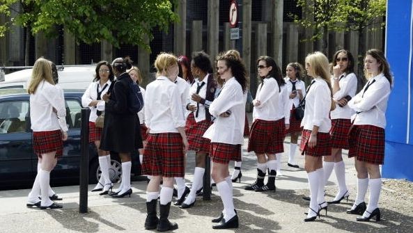 Meisjes mogen geen korte rokjes meer dragen op school Bizar hln.be