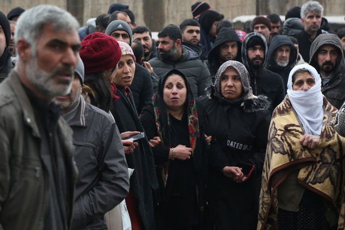 Mensen wachten wanhopig op informatie in de Turkse stad Diyarbakir.