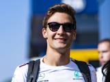 Russell heeft als enige coureur last van regen bij Spaanse GP: ‘Denk dat het zweet is, George’