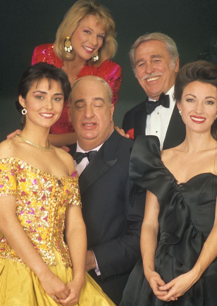 Marlène de Wouters, Lynn Wesenbeek, Roland Lommé, Howard Keel uit ‘Dallas’ en meter en actrice Jane Seymour op het openingsgala van VTM in 1989.