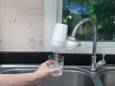 Ter illustratie. Een voorbeeld van een waterfilter voor op de kraan.