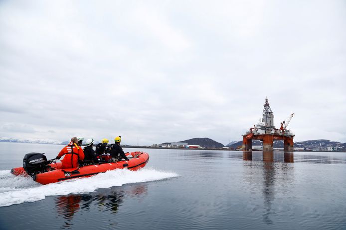 Activisten van Greenpeace bij het Equinor-booreiland nabij Hammerfest, Noorwegen.