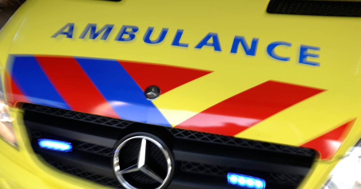 Poederblusser leeggespoten in brievenbus van woningen in Leiden, bewoner nagekeken in ambulance.